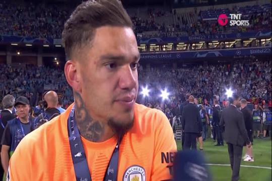 Ederson paga promessa e deixa cortar a barba 