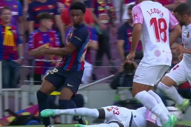 Arrepiante: Balde sofre entrada dura e sai em lágrimas (fotos e vídeos)