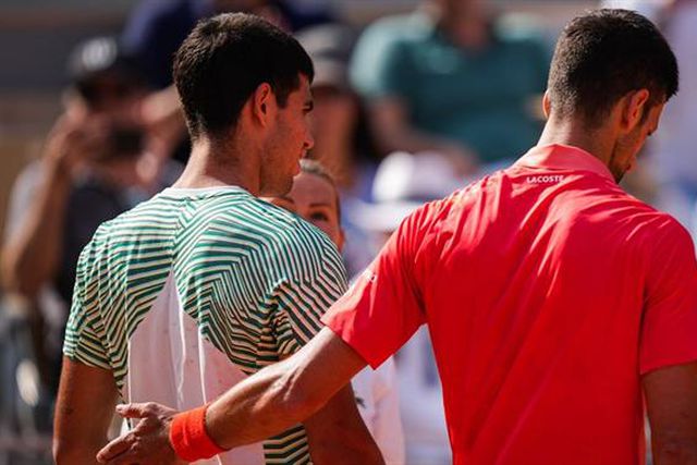 Incrível: Cãibras traem Alcaraz e Djokovic está na final de Roland-Garros
