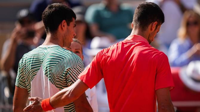 Incrível: Cãibras traem Alcaraz e Djokovic está na final de Roland-Garros