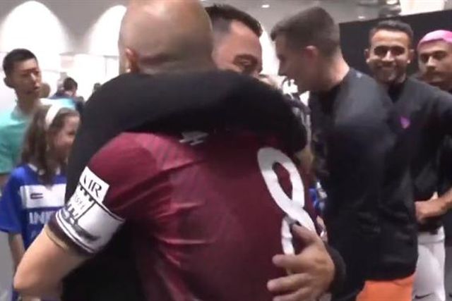 O reencontro entre Xavi e Iniesta (vídeo)