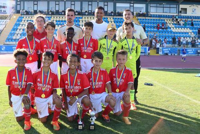 Benfica conquista torneio de sub-10 organizado por Nani