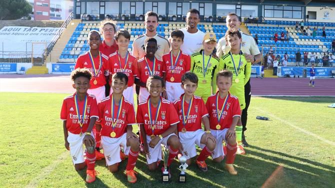 Benfica conquista torneio de sub-10 organizado por Nani
