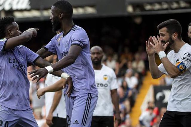 Vinícius Júnior ‘parte a loiça’: «País de racistas!» (vídeos)