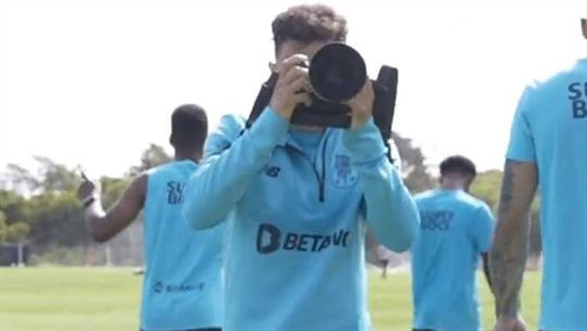 Pepê veste a pele de fotógrafo e dragões revelam o resultado (vídeo)