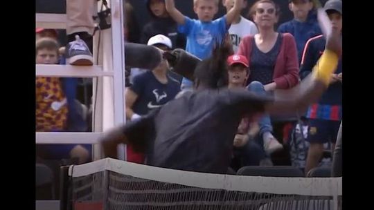 Árbitro português desclassifica sueco que destruiu raquete na sua cadeira (vídeo)