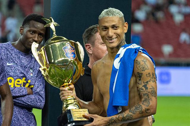 Goleada dos 'spurs' em Singapura