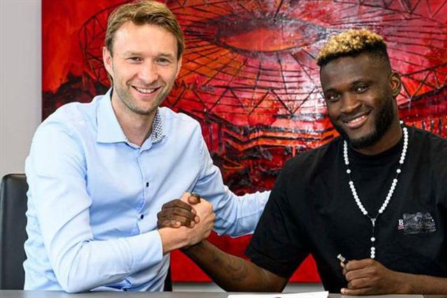 Oficial: avançado nigeriano por cinco épocas