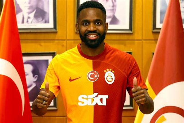 Insólito: avançado congolês assina pelo segundo clube em menos de um mês