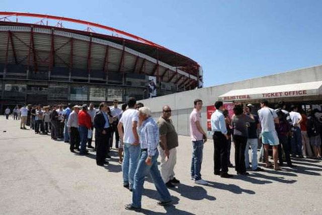 Bilhetes para o jogo do título temporariamente esgotados