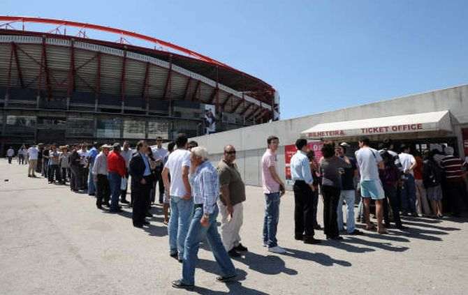 Bilhetes para o jogo do título temporariamente esgotados