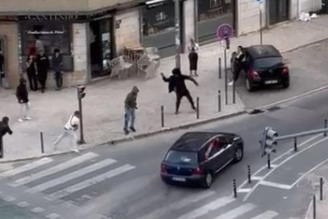 Adeptos do Sporting apedrejaram carro de benfiquistas que festejavam o título (vídeo)