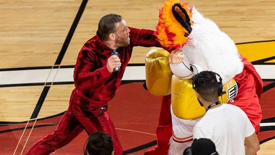 McGregor mandou mascote dos Heat para o hospital (vídeo)