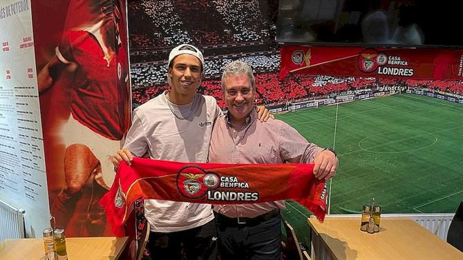 João Félix assistiu ao dérbi na Casa do Benfica de Londres