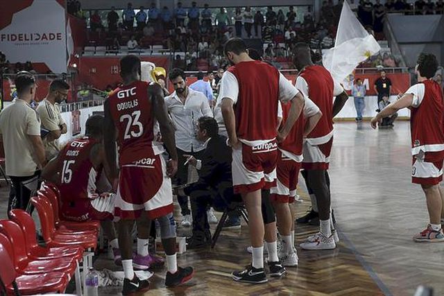 «Foram para casa ver imagens em 'slow motion' para mandar umas bicadas»