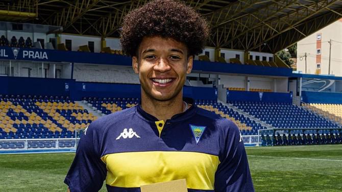 No mercado por substituto de Tiago Santos