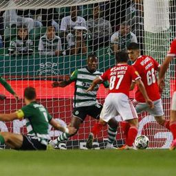 Bloqueios e foras de jogo: porque é que o golo de João Neves no Sporting -  Benfica deveria ter sido anulado