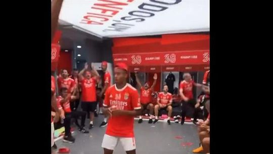 Veja a festa no balneário do Benfica (vídeo)