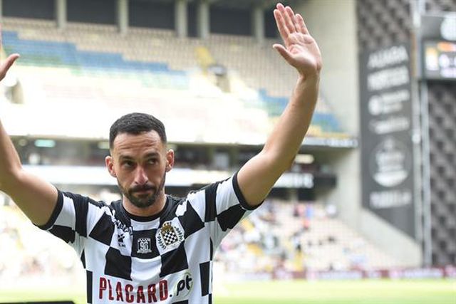 Bracali homenageado na despedida do Bessa e quase dos relvados