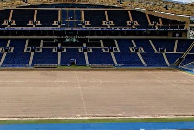 Dragões mudaram relvado em... 39 segundos (vídeo)