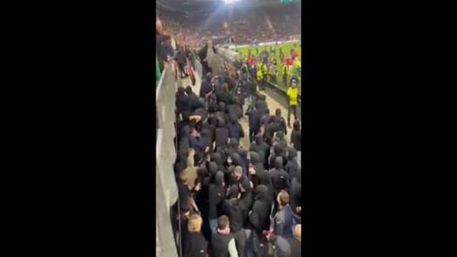 Adepto do West Ham trava dezenas de adeptos do AZ Alkmaar