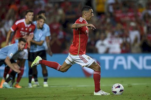 Di María assina o 1-0 de penálti após intervenção do VAR (vídeo)