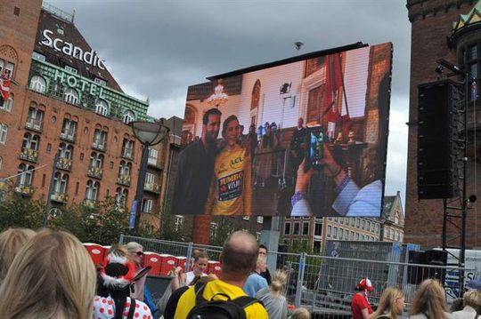 IMPRESSIONANTE: A receção a Vingegaard após vencer o Tour! (vídeo)