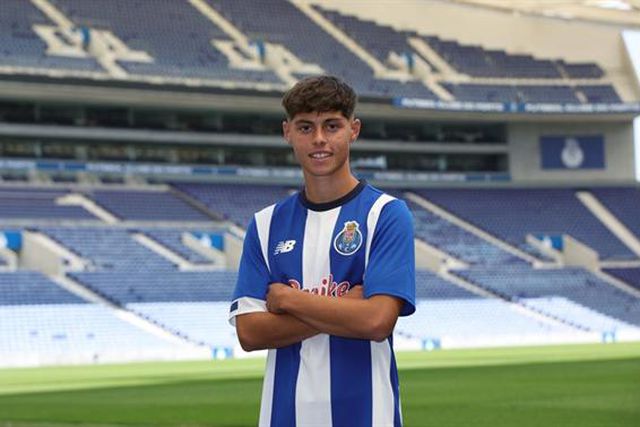 Promovido a profissional depois de passar por todos os escalões de formação