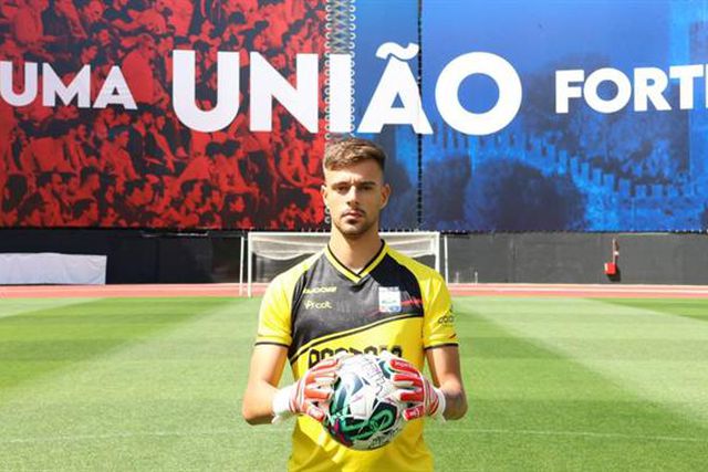 Oficial: Jovem guarda-redes muda-se do Estoril para Leiria