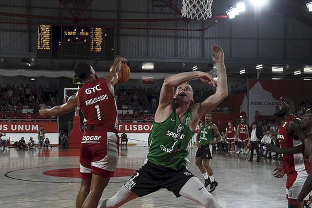 Sporting vence na Luz e empata final