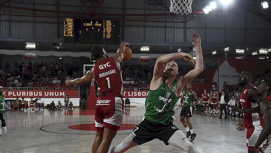 Sporting vence na Luz e empata final