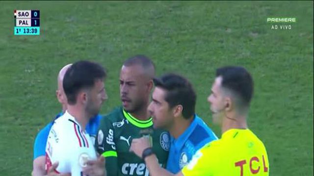 Abel Ferreira 'pegado' com Jonathan Calleri (São Paulo)