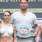 Pugilista foi à pesagem em ‘topless’ e anunciou entrada no Only Fans (vídeo)