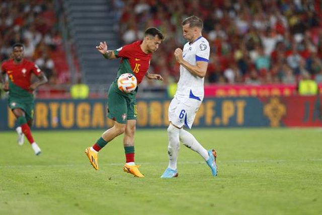 Roberto Martínez reage aos assobios a Otávio. «Situação doente...»