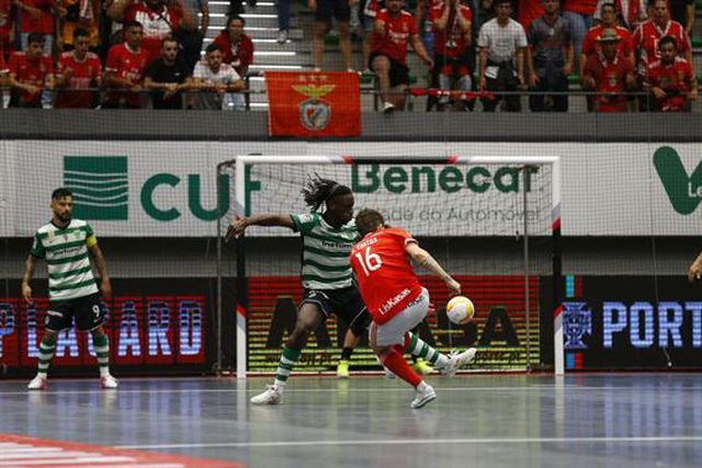Sporting goleia Benfica e coloca-se em vantagem na final do 'play-off'
