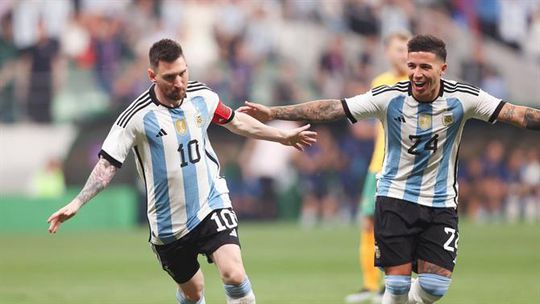 Otamendi titular e ‘golaço’ de Messi na vitória sobre a Austrália (vídeo)