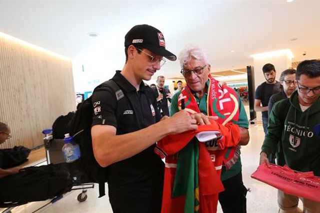 «Pensei que havia a possibilidade de trazer a rosa...»