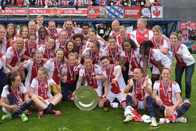 Ajax proíbe homenagem pública à equipa feminina devido à «época desastrosa» da masculina