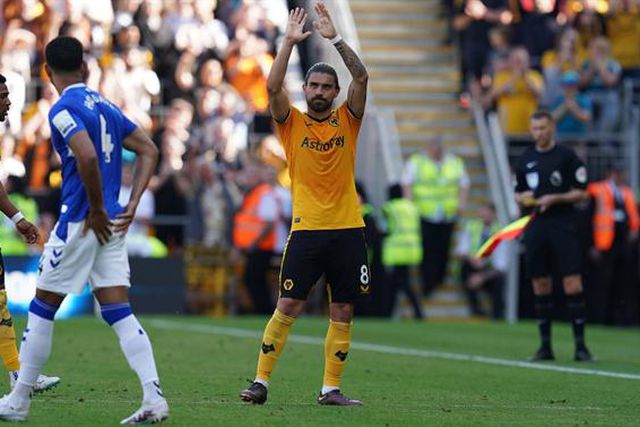 A ovação do Molineux a Rúben Neves (vídeo)