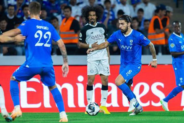 Rúben Neves assiste mas Jorge Jesus perde ao ‘cair do pano’ com golo de ex-Sporting