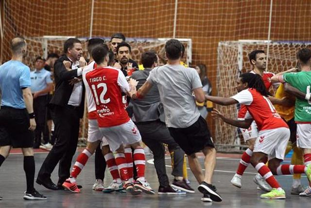 Vergonha: Jogo entre Benfica e SC Braga acaba com confrontos e intervenção policial! (fotogaleria)