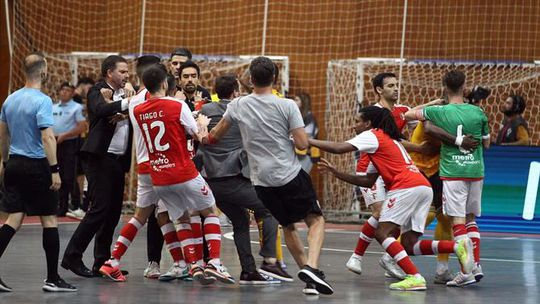 Vergonha: Jogo entre Benfica e SC Braga acaba com confrontos e intervenção policial! (fotogaleria)