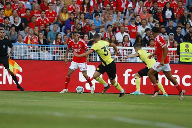Primeira derrota do Benfica chega ao quinto jogo (veja os golos)