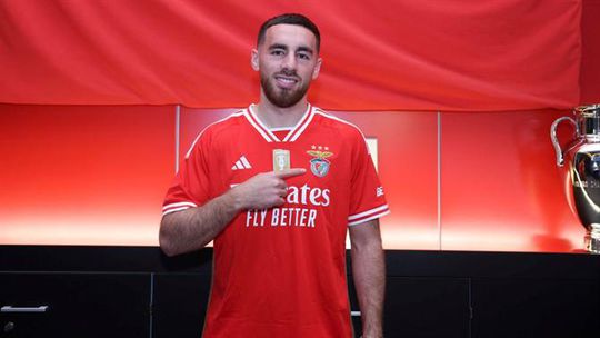 Kokçu já é do Benfica mas continua a somar prémios no Feyenoord