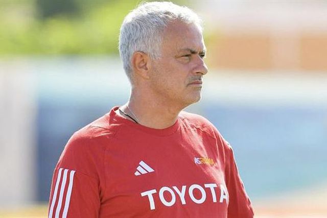Mourinho vê jogo de camarote em Albufeira