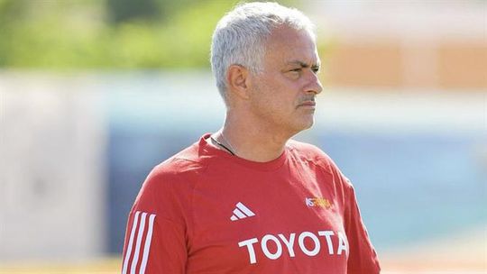 Mourinho vê jogo de camarote em Albufeira