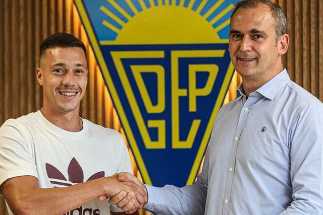 Oficial: Alex Soares reforça o meio-campo