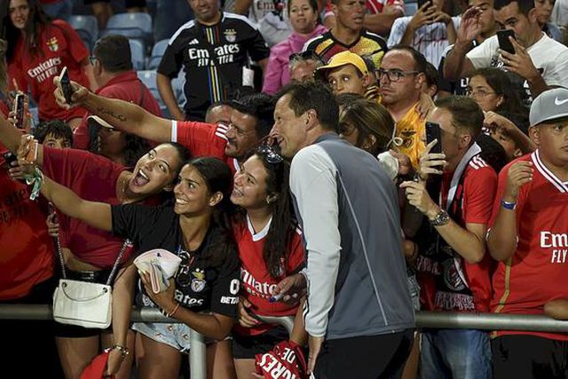 'Superstar' Roger Schmidt muito solicitado pelos adeptos