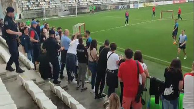 Pegou-se com adeptos no treino e deixou o estágio