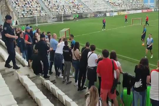 Pegou-se com adeptos no treino e deixou o estágio